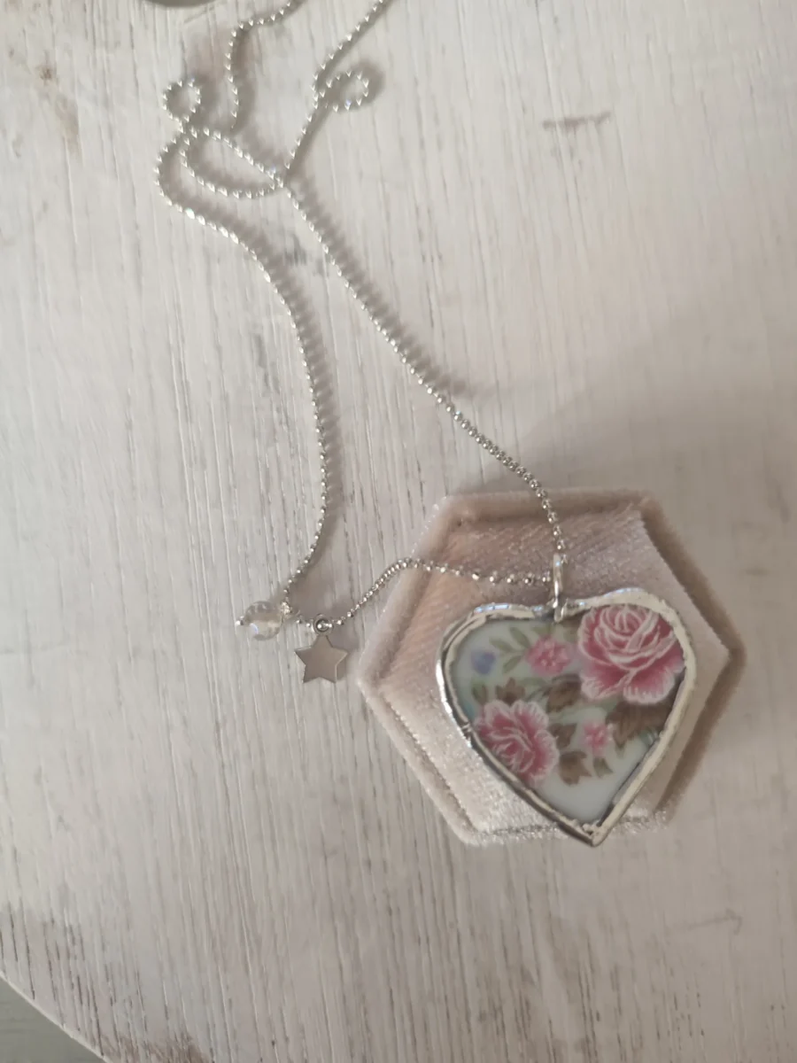 Collana artigianale in ceramica vintage CUORE PEONIA